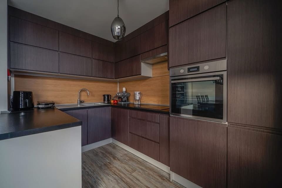 Keuken met donkere houtstructuur na keukenwrapping