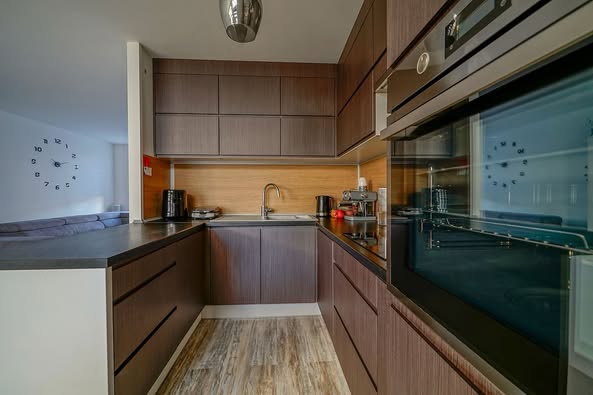 Houtlook keukenfronten met doorlopende achterwand