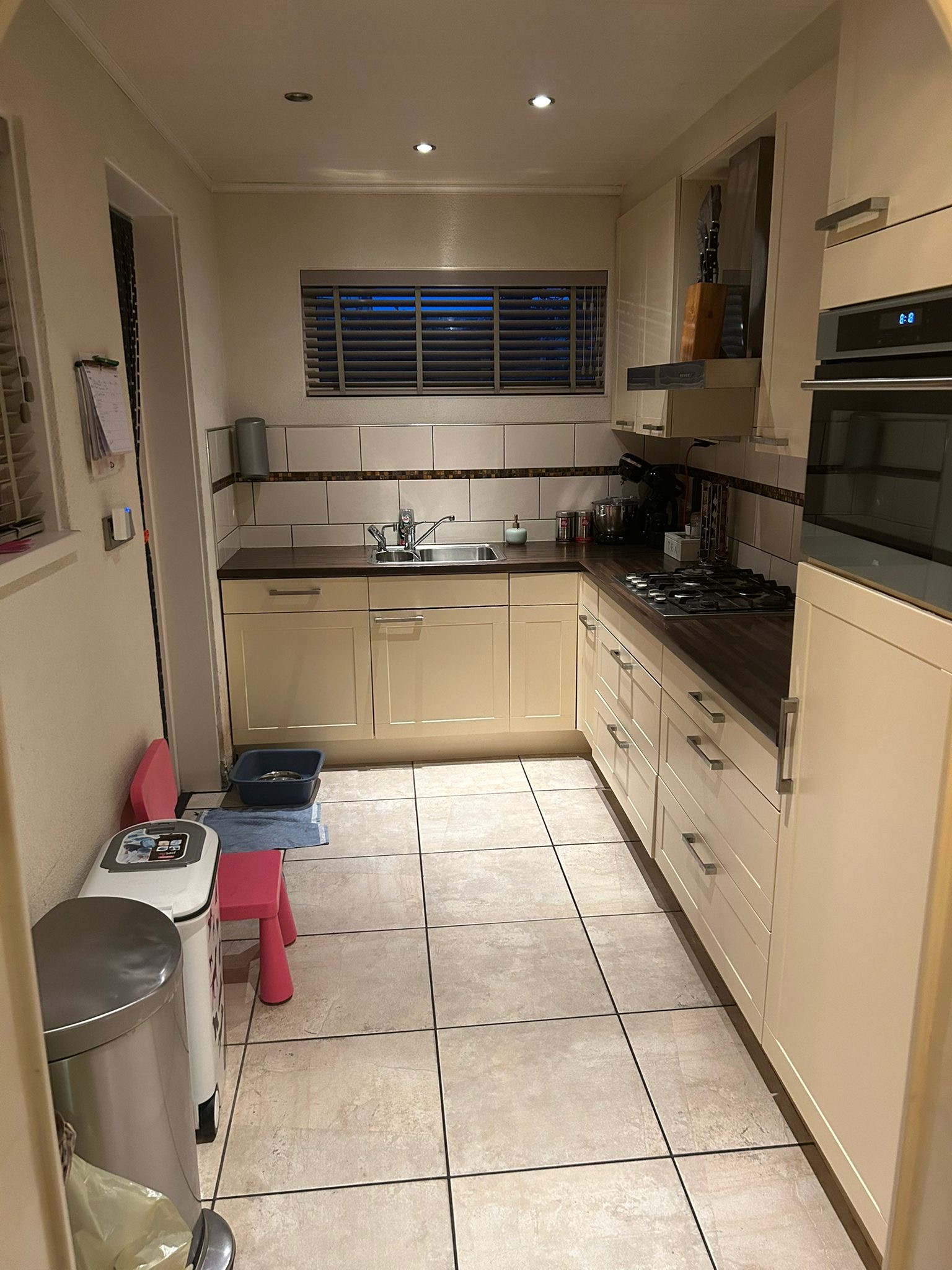Voor de keukenwrap: oude situatie van de keuken in Rucphen