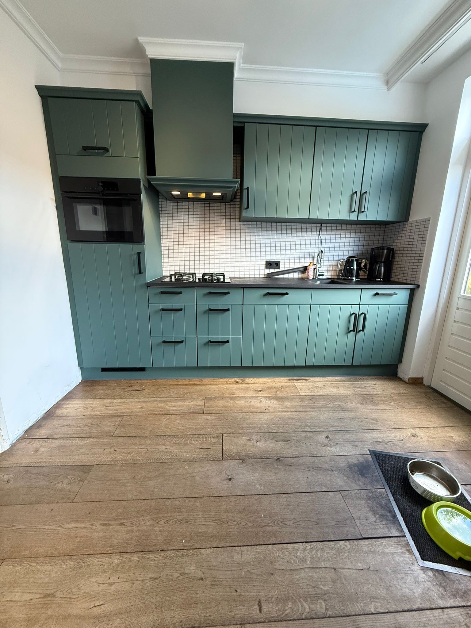 Stijlvolle warme groene keuken in Rucphen