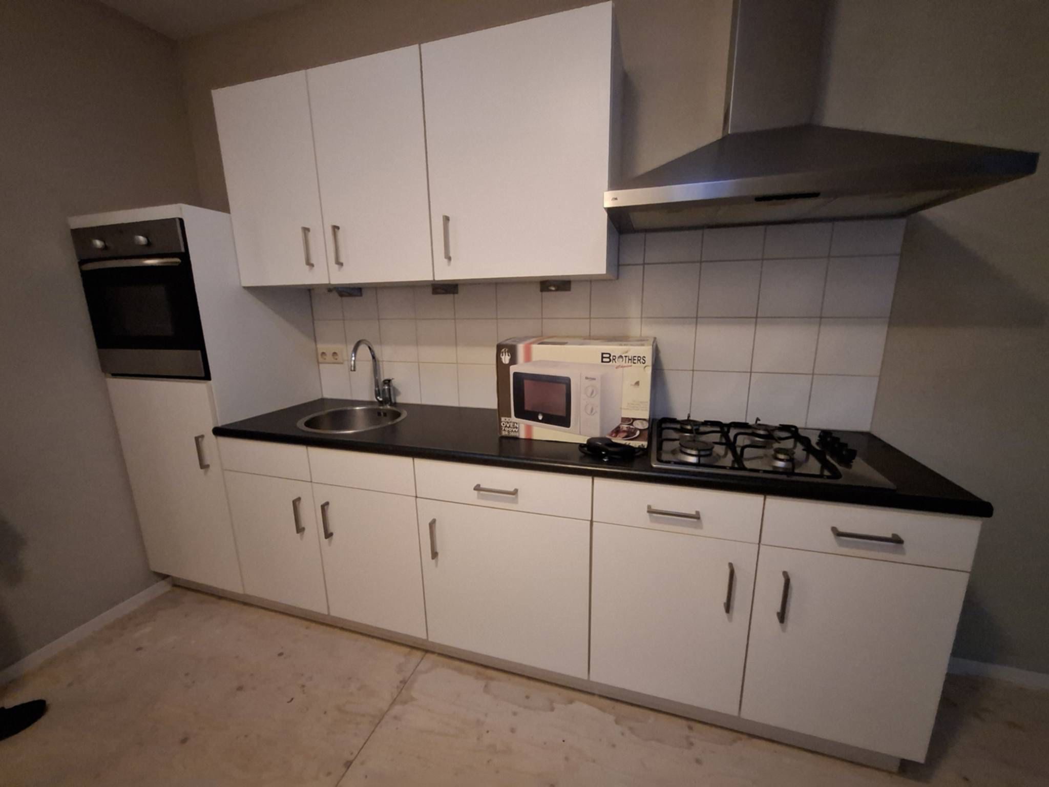 Voor de keukenwrap: eenvoudige witte keuken in Rucphen