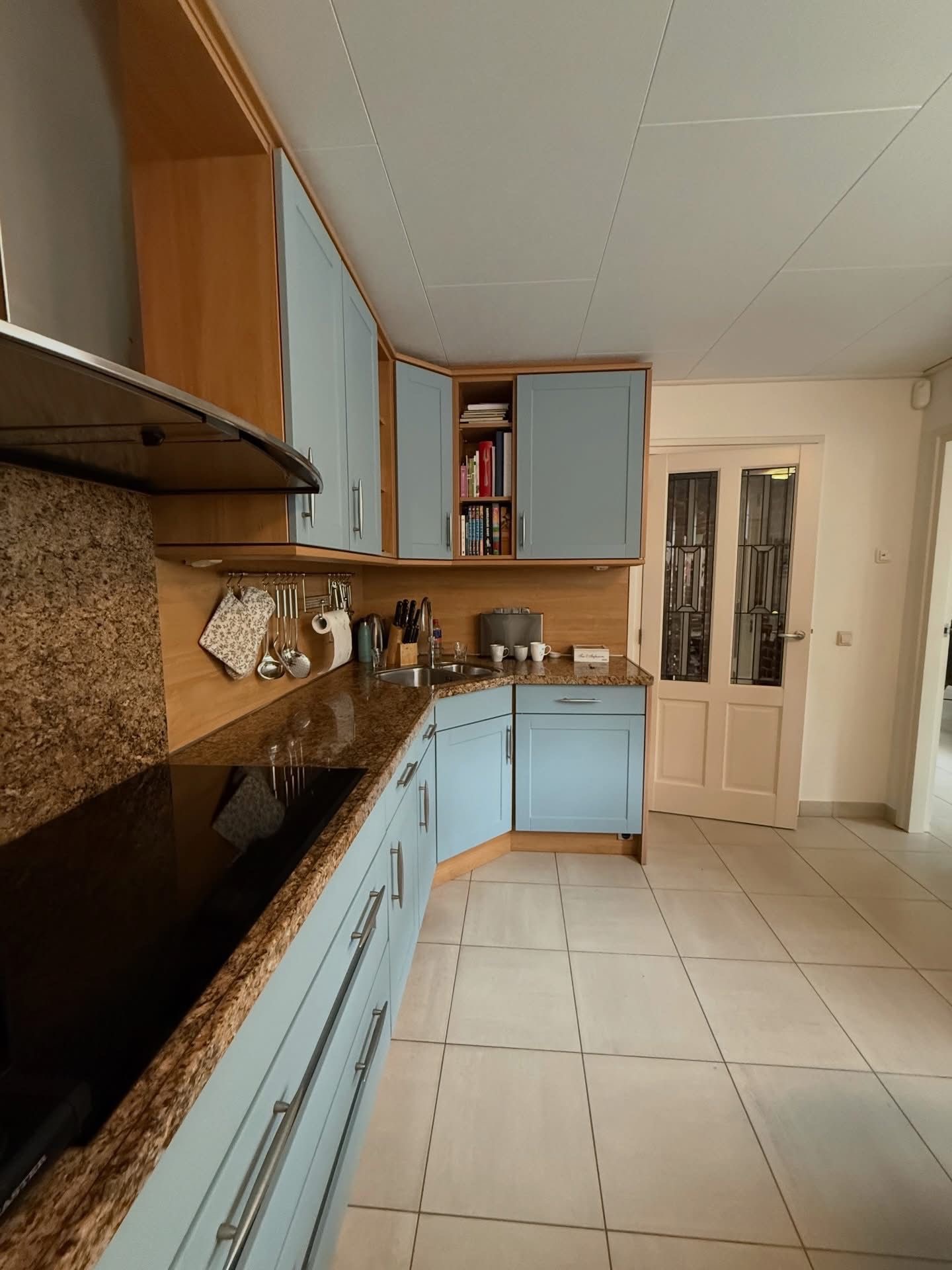 Blauwgrijze keuken na het wrappen in Sprundel