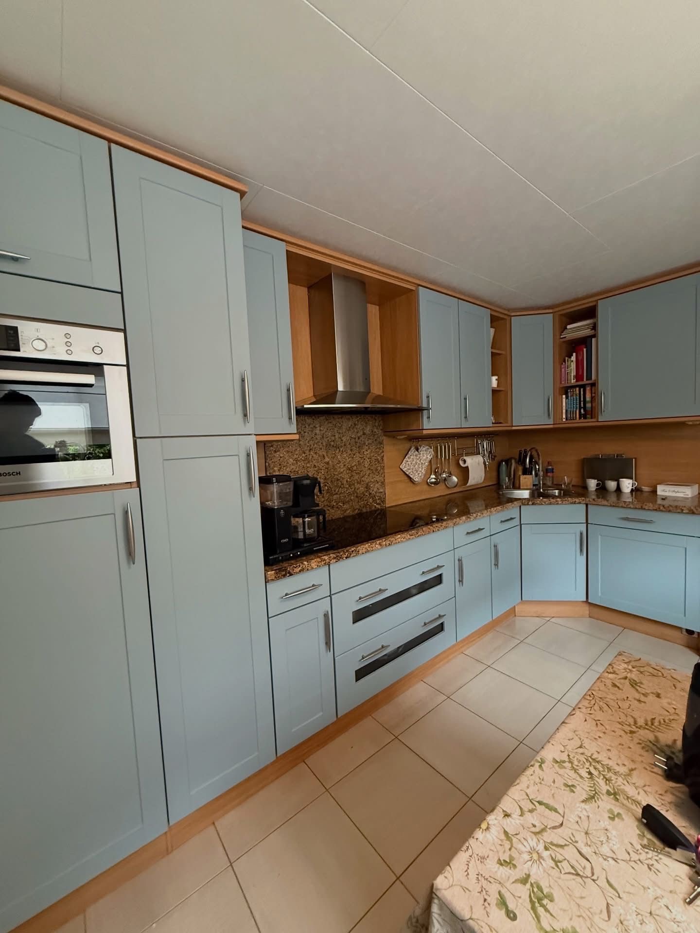 Na de keukenwrap: blauwgrijze keuken met behouden hout en natuurstenen werkblad in Sprundel